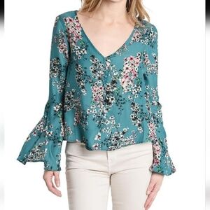 Cupcakes and Cashmere Nadette V-neck floral blouse size small